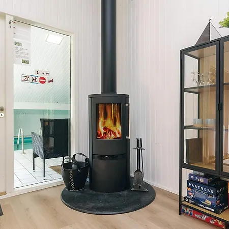 8 Person In Albaek-by Traum