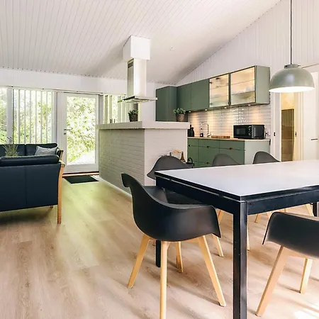 8 Person In Albaek-by Traum