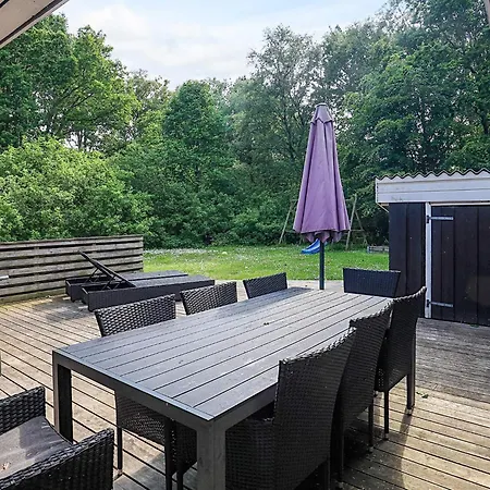 8 Person In Albaek-by Traum